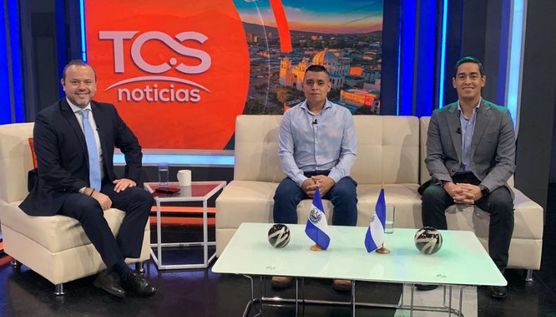 César Flores es finalista de “Salvadoreños Comprometidos” con “Tepecoyo Querido”, una iniciativa que combina senderismo y ayuda comunitaria.