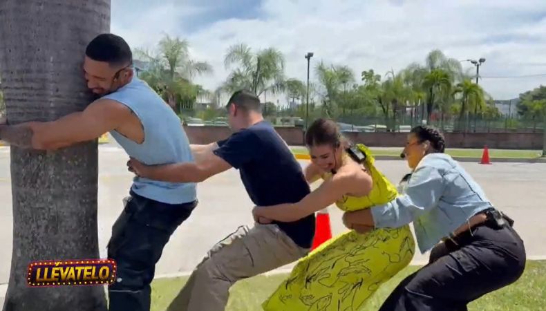 Los conductores de Llévatelo sorprendieron al público al revivir un clásico de la infancia salvadoreña.