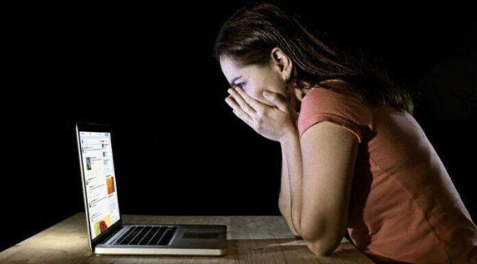 Especialistas recomiendan que quienes atraviesan acoso digital, no guarden silencio, documenten evidencia y presenten denuncia.