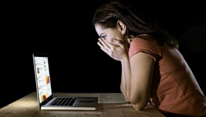 El 27.2% de jóvenes ha sufrido acoso sexual por medios digitales, según ORMUSA Especialistas recomiendan que quienes atraviesan acoso digital, no guarden silencio, documenten evidencia y presenten denuncia.