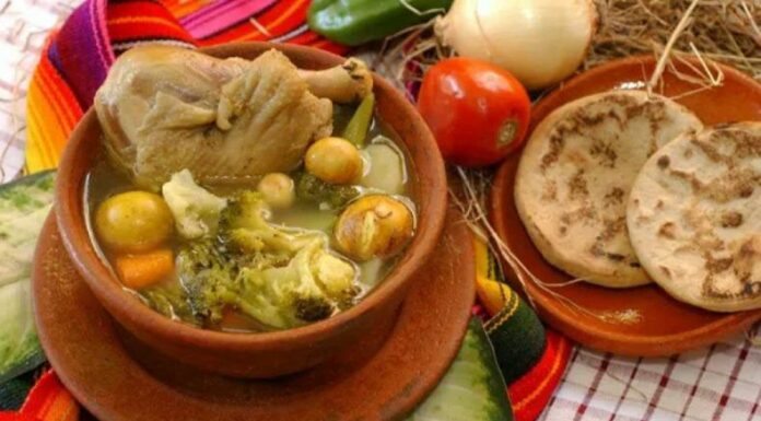 La sopa de gallina india de Caluco, Sonsonate, es un emblema de sabor y tradición que representa lo mejor de la gastronomía salvadoreña.