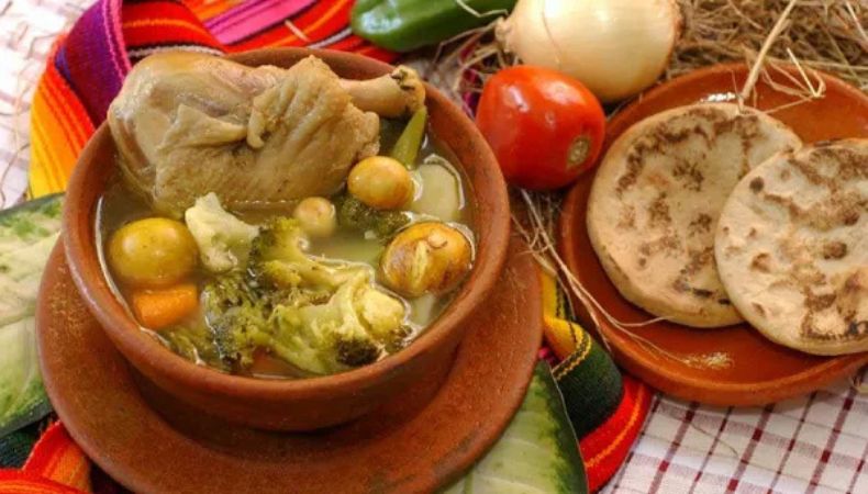 La sopa de gallina india de Caluco, Sonsonate, es un emblema de sabor y tradición que representa lo mejor de la gastronomía salvadoreña.