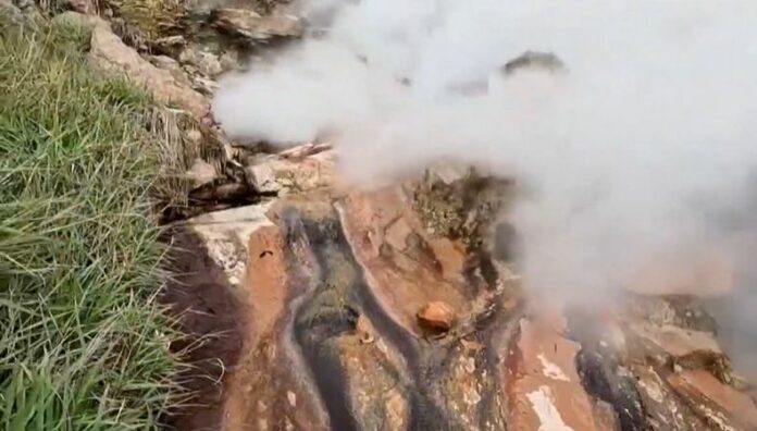 Ley de Energía Geotérmica ¿Cuál será su beneficio para El Salvador? Con 57 votos, la Asamblea Legislativa aprobó esta semana la Ley de Energía Geotérmica, que busca regular el recurso y fomentar su uso sostenible.