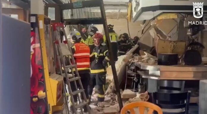 Al menos una veintena de personas resultaron heridas el sábado en Madrid, tres de ellas de gravedad, tras una explosión que destruyó un bar de la capital española.