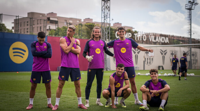 Barcelona recibe este domingo al Valencia con el objetivo de mantenerse a dos puntos del líder Real Madrid en el campeonato español.