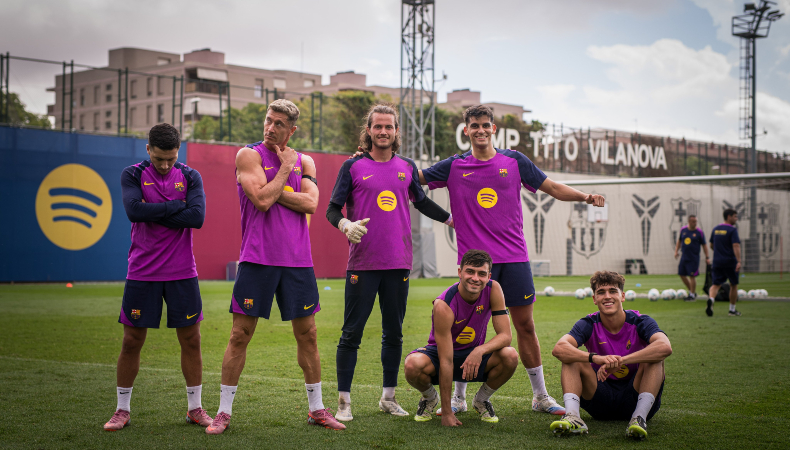 Barcelona recibe este domingo al Valencia con el objetivo de mantenerse a dos puntos del líder Real Madrid en el campeonato español.