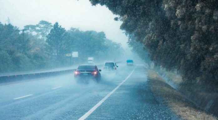 Este domingo, El Salvador experimentará lluvias y tormentas por una onda tropical, y oleaje alto en la costa por mar de fondo incrementado.