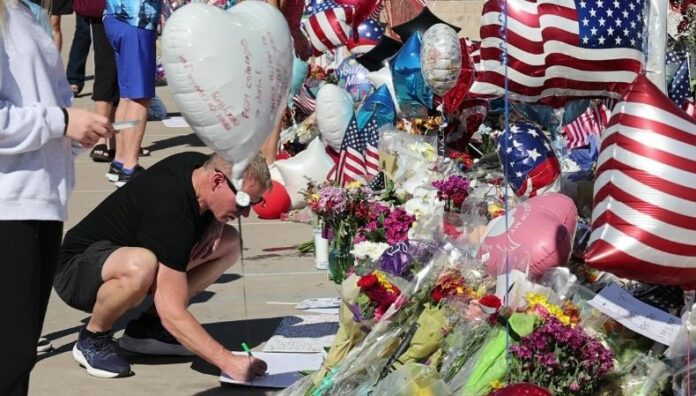 Ciudadanos lloran a Charlie Kirk frente a Turning Point USA en Arizona Ciudadanos rinden homenaje a Charlie Kirk en un monumento improvisado frente a la sede de Turning Point USA en Phoenix, tras su asesinato en Utah.