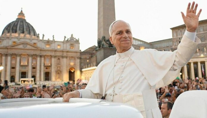 El papa León XIV celebra su cumpleaños en el Vaticano Miles de fieles acudieron este domingo a la plaza de San Pedro del Vaticano con pancartas para desearle feliz cumpleaños al papa León XIV.