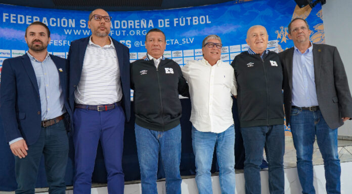 La FESFUT presentó al estratega colombiano como el nuevo asesor técnico de las selecciones juveniles de El Salvador.
