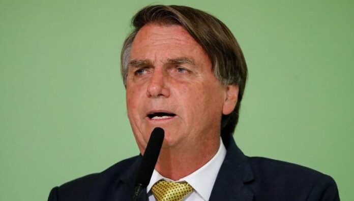 Bolsonaro permanece hospitalizado por problema renal y anemia El expresidente brasileño Jair Bolsonaro, condenado la semana pasada por golpismo, sufre un problema renal y anemia y permanecerá por ahora en el hospital de Brasilia donde ingresó el ayer, así lo informó el centro de salud.