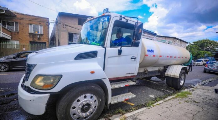 Tras el colapso de una tubería, ANDA puso en marcha un plan de contingencia para abastecer a las áreas afectadas.