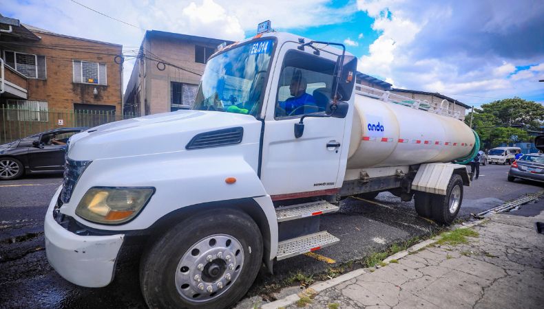 Estas medidas incluye el plan de contingencia de abastecimiento de agua de ANDA Tras el colapso de una tubería, ANDA puso en marcha un plan de contingencia para abastecer a las áreas afectadas.