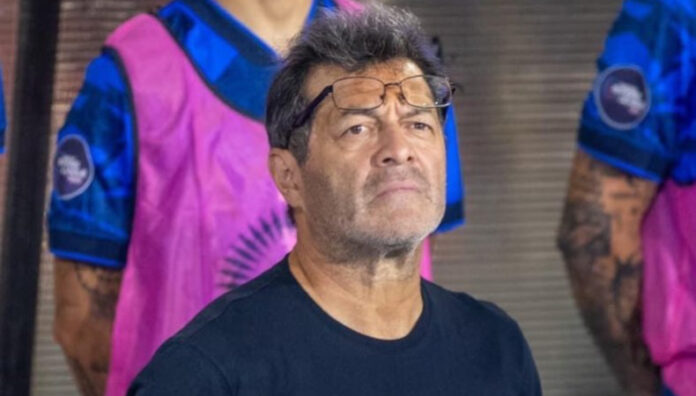 Hugo Pérez podría volver a trabajar en la Selecta El presidente del INDES, Yamil Bukele, reveló detalles de una posible vuelta a la selección del técnico Hugo Pérez.