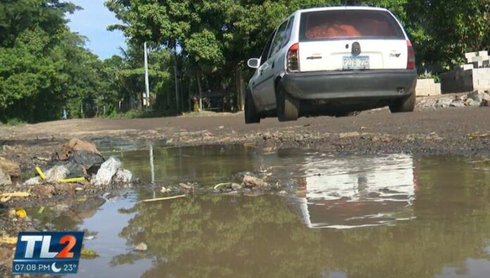 Autoridades intervienen calle y escuela en el cantón Los Toles, Ahuachapán Centro El presidente Nayib Bukele destacó el civismo de estudiantes de Los Toles, Ahuachapán Centro, que marcharon en calles en mal estado durante el 15 de septiembre. Ahora ya se trabaja en reparar la vía y la escuela del lugar.