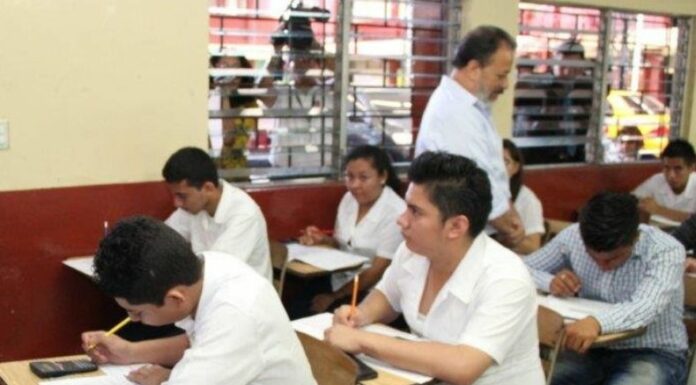 La transición de la educación media a la superior en El Salvador sigue generando dudas sobre la preparación real de los bachilleres.