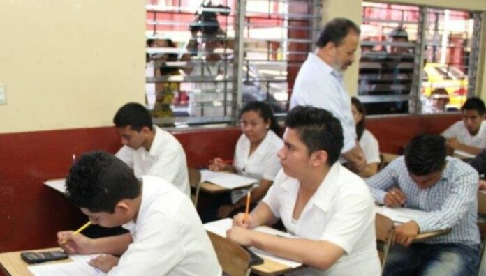 Fortalecer educación media es clave para atraer inversión, señalan especialistas La transición de la educación media a la superior en El Salvador sigue generando dudas sobre la preparación real de los bachilleres.