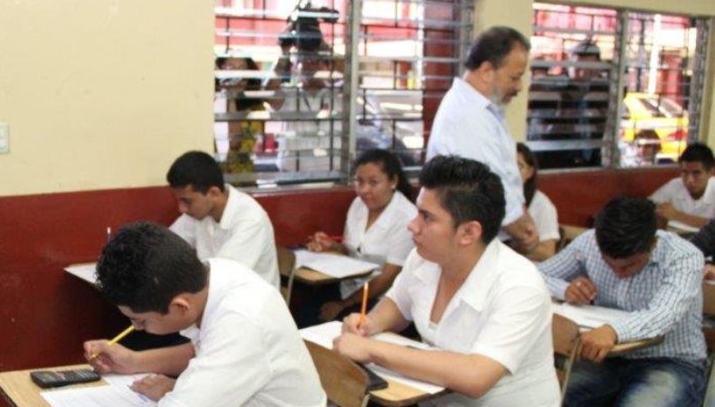 La transición de la educación media a la superior en El Salvador sigue generando dudas sobre la preparación real de los bachilleres.