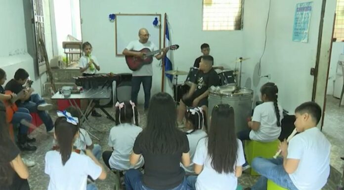 Maestros de Ciudad Delgado impulsan Musicando Jugando, un proyecto musical que inspira a niños y jóvenes.
