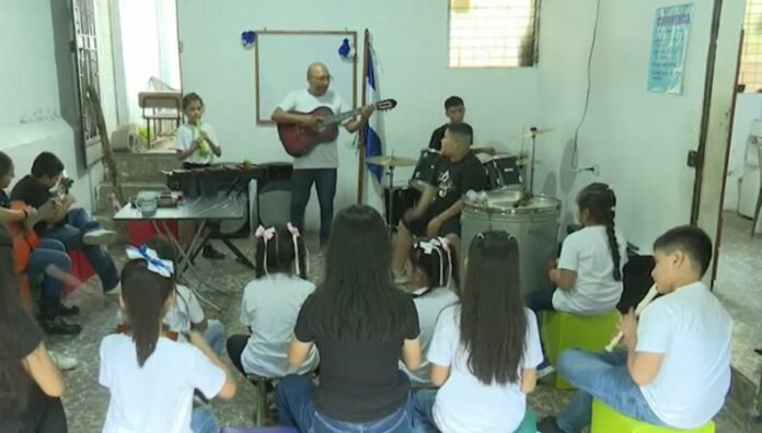 Musicando Jugando: el proyecto que transforma vidas con música en Ciudad Delgado Maestros de Ciudad Delgado impulsan Musicando Jugando, un proyecto musical que inspira a niños y jóvenes.