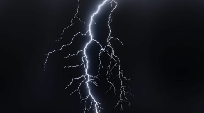 Con la presencia de tormentas eléctricas y los casos recientes de muertes por impactos de rayo, expertos brindan recomendaciones para resguardarse ante esos fenómenos naturales.