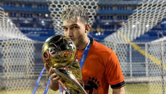 Águila recibe duro castigo de parte de FIFA Club Deportivo Águila recibió una dura sanción por parte de la FIFA por incumplimiento de contrato al futbolista Allexon Saravia.