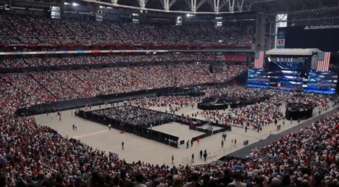 Miles de personas asistieron al funeral de Charlie Kirk, realizado en el State Farm Stadium, tras su asesinato el pasado 10 de septiembre.