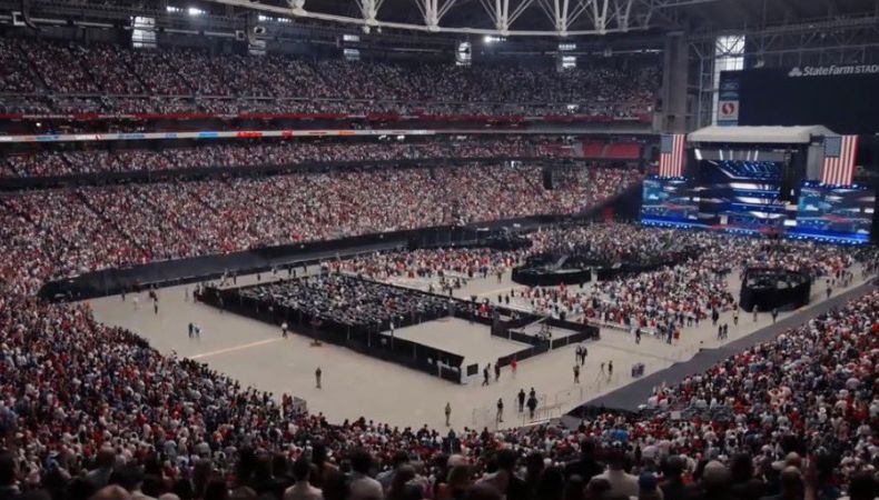 Miles de personas asistieron al funeral de Charlie Kirk, realizado en el State Farm Stadium, tras su asesinato el pasado 10 de septiembre.