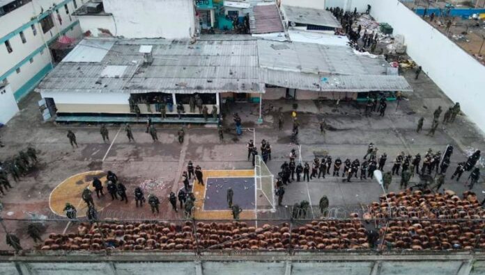 Al menos 14 muertos tras enfrentamiento entre presos en cárcel de Ecuador Un motín en la cárcel de Machala dejó 14 reclusos muertos y un guía penitenciario asesinado.