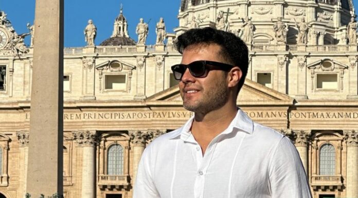 El conductor de Viva la Mañana recorrió uno de los lugares más visitados del mundo, realizó una oración y terminó sorprendido por un mensaje que no se esperaba.