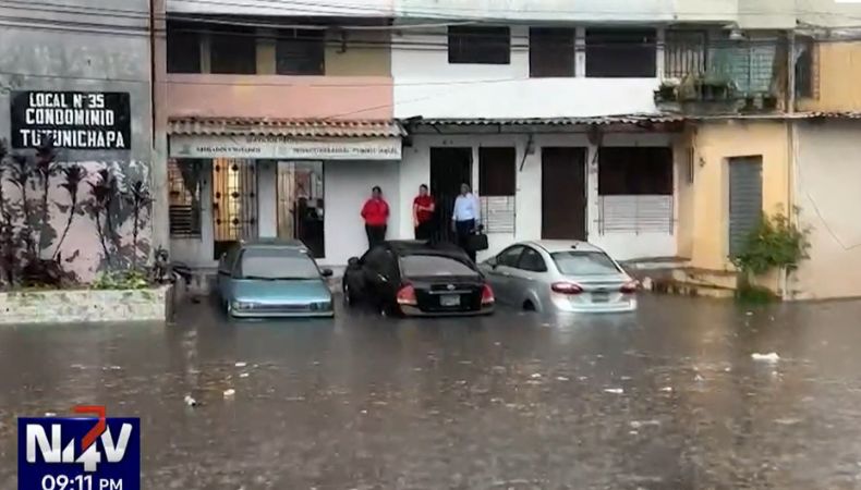 Conducir en calles inundadas pone en peligro la vida y puede arruinar por completo un vehículo.