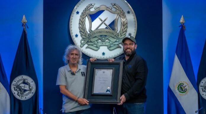 Jorge “Mágico” González, el mayor ídolo del fútbol salvadoreño, recibió el máximo reconocimiento municipal en una sesión solemne del concejo.