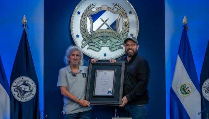 Jorge “Mágico” González, el mayor ídolo del fútbol salvadoreño, recibió el máximo reconocimiento municipal en una sesión solemne del concejo.