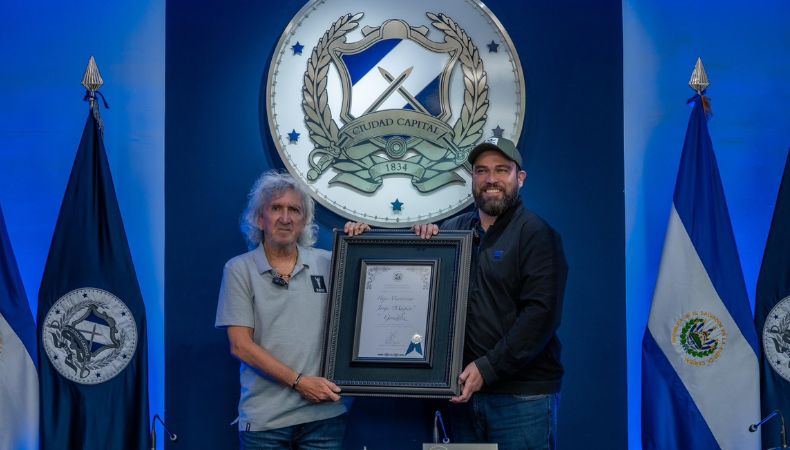 Jorge “Mágico” González, el mayor ídolo del fútbol salvadoreño, recibió el máximo reconocimiento municipal en una sesión solemne del concejo.