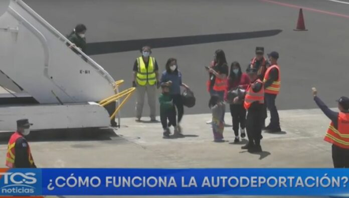 Autodeportación: cómo funciona la salida voluntaria de Estados Unidos La app CBP Home facilita el proceso de autodeportación que permite a los indocumentados notificar su salida y acceder a recursos gubernamentales.