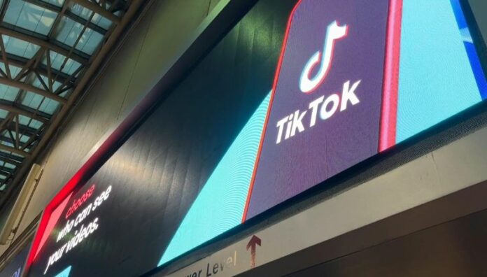 Trump firma acuerdo para poner TikTok bajo propiedad de EEUU Donald Trump firmó una orden ejecutiva que apoya el acuerdo propuesto para poner TikTok bajo propiedad de Estados Unidos.