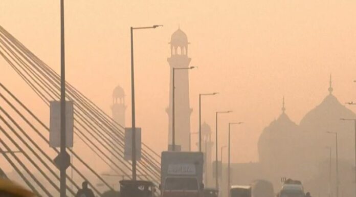 De acuerdo con el Banco Mundial, el 80% de personas viven en un territorio donde hay contaminación o desastres ambientales.