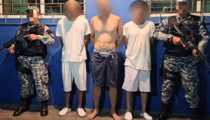 Capturan a tres hombres por asesinato en San Salvador Centro Autoridades capturaron a tres hombres, señalados como responsables del asesinato de un joven de 24 años, ocurrido el miércoles 24 de septiembre en San Salvador Centro.