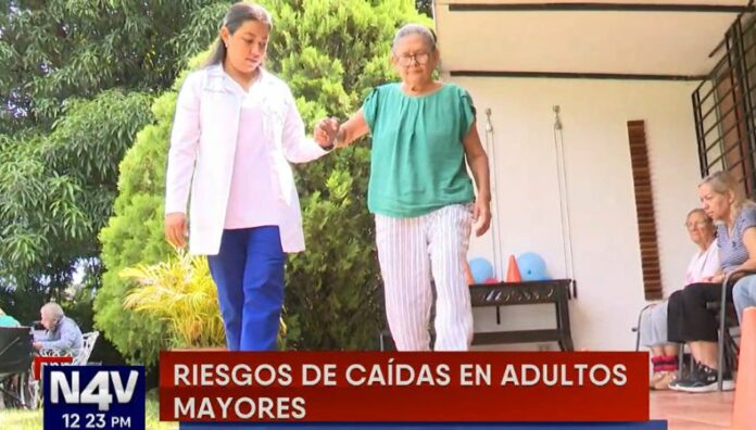 Adultos mayores y caídas: medidas para proteger su seguridad en casa La prevención de caídas y el acompañamiento son claves para proteger la vida y la dignidad en la vejez.