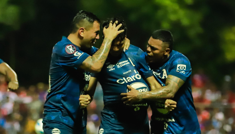 El vigente campeón, Alianza goleó de visitante a Luis Ángel Firpo y se convirtió en el único líder del Torneo Apertura 2025.