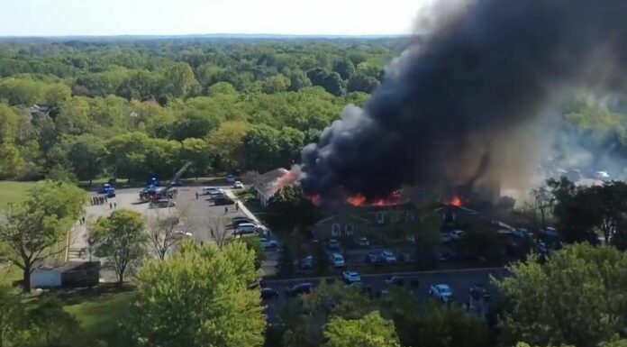Una persona murió y al menos nueve resultaron heridas tras un tiroteo e incendio en una iglesia mormona en Michigan.