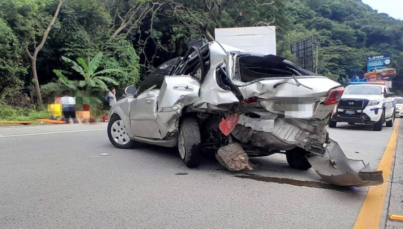 Un aparatoso accidente de tránsito registrado en la carretera hacia el Puerto de La Libertad, dejó como saldo siete personas lesionadas.