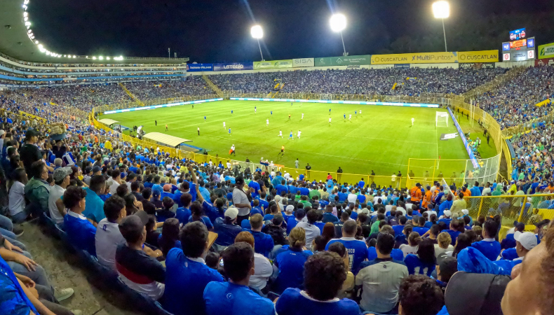 FIFA sancionó a la FESFUT por los gritos racistas y homofóbicos a la selección de Surinam el pasado 8 de septiembre.