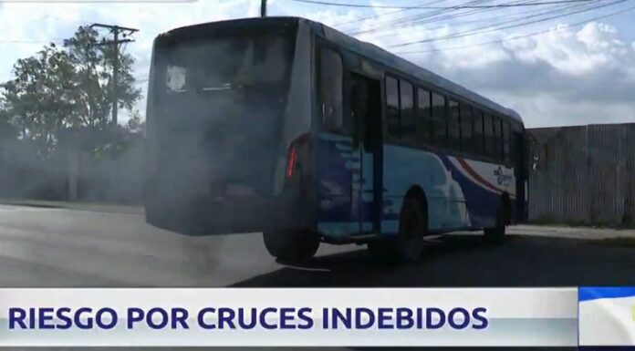 Automovilistas y motociclistas desafían la ley con cruces indebidos que generan accidentes a diario en la capital.