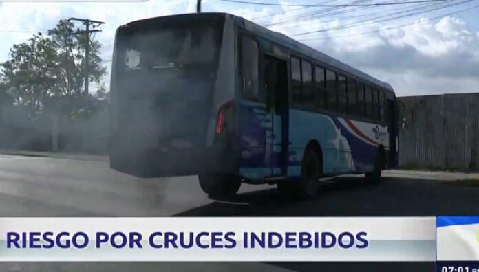 Cruces indebidos en San Salvador: imprudencias que ponen en riesgo la vida Automovilistas y motociclistas desafían la ley con cruces indebidos que generan accidentes a diario en la capital.