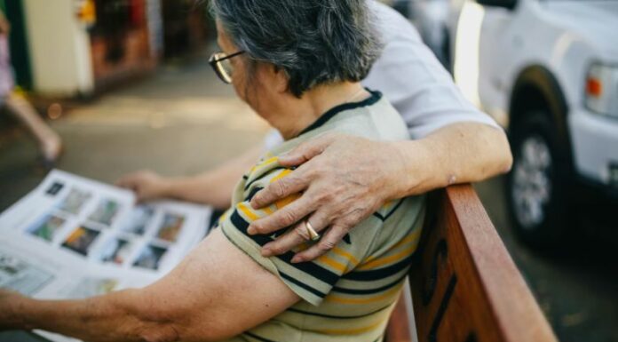 Familiares y especialistas insisten en el cuidado integral para enfrentar los desafíos del Alzheimer en El Salvador.