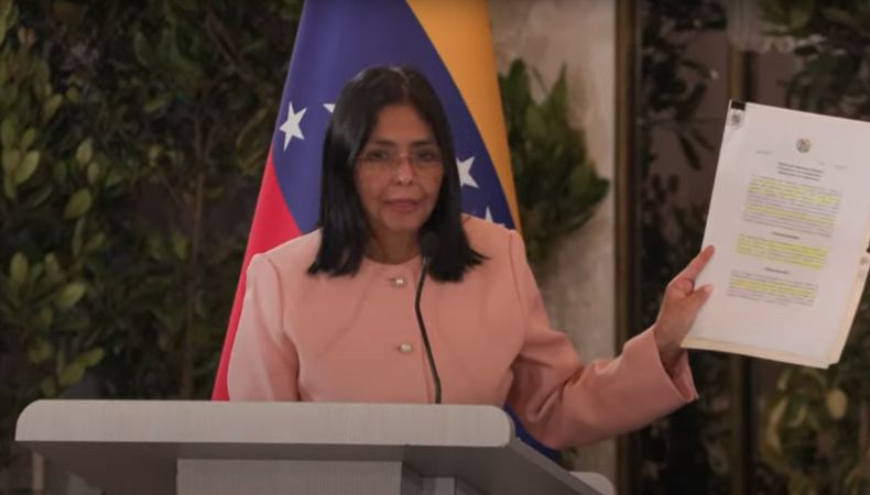 Venezuela decretaría estado de excepción ante agresión de EEUU Venezuela tiene listo un decreto para declarar estado de excepción en caso de una “agresión” por parte de Estados Unidos.