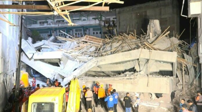 Al menos una persona murió y decenas resultaron heridas tras el colapso de un edificio de una escuela islámica en la isla de Java, en Indonesia, según un funcionario policial.