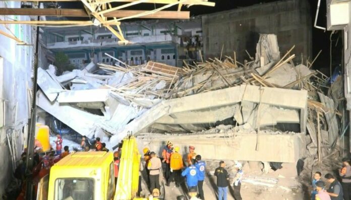 Indonesia: Colapso de edificio escolar deja un muerto y decenas de heridos Al menos una persona murió y decenas resultaron heridas tras el colapso de un edificio de una escuela islámica en la isla de Java, en Indonesia, según un funcionario policial.