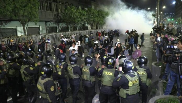 Al menos 74 heridos en protestas de jóvenes en Lima, Perú Más de 70 heridos dejaron las recientes protestas contra el Gobierno y el Congreso en Perú, según reportes oficiales y de organizaciones independientes.